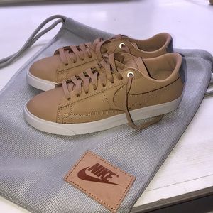 NIKE women’s casual sneakers